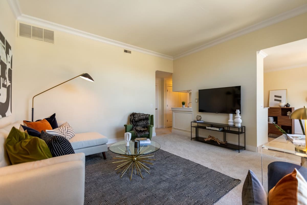 Luxury Residences at River Oaks West Apartments in Novi